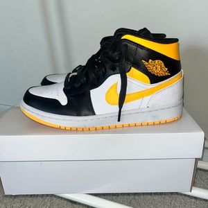 Air Jordan mid size 8.5